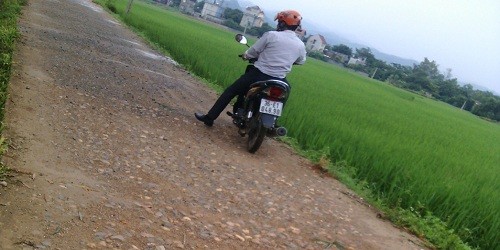 Đường bê tông tại làng Móng (thôn Quảng Thành) bị bong tróc hầu như cả tuyến khi mới đưa vào sử dụng.