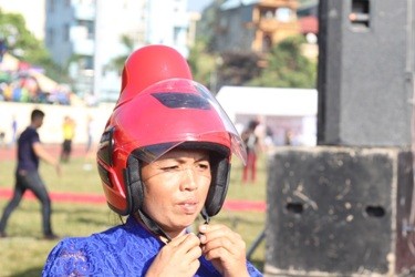 Chiếc mũ bảo hiểm đặc biệt dành riêng cho phụ nữ Thái có búi tằng cẩu