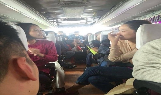 “Thượng đế” của hãng hàng không VN Airlines bị nhồi nhét trên xe trung chuyển 