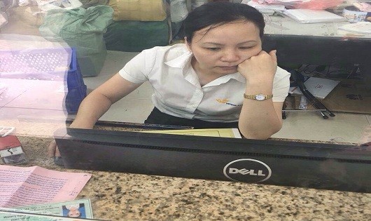 Nhân viên bưu điện Nguyễn Chí Thanh – Hà Nội bị tố có thái độ “coi thường” khách hàng.