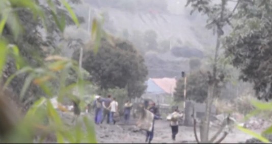 Hiện tượng trộm căp than xảy ra trên các toa tàu của công ty tuyển than Hòn Gai (nguồn Báo Gia đình Việt Nam)