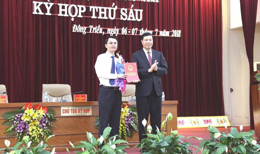 Ông Nguyễn Đức Long - Chủ tịch UBND Tỉnh Quảng Ninh trao quyết định phê chuẩn chủ tịch UBND Thị Xã Đông Triều cho ông Phạm Văn Thành