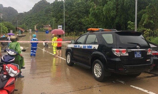 CSGT trực chốt tại Dốc Đèo Bụt không cho các phương tiện qua khu vực đang bị ngập úng