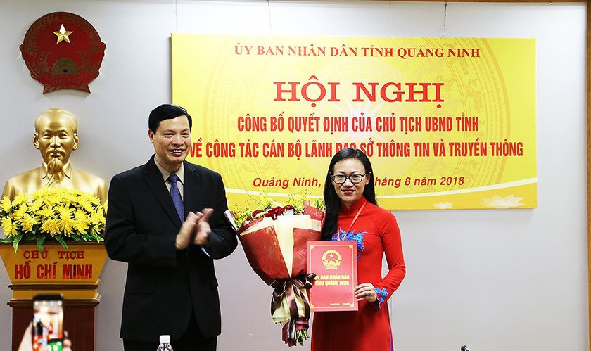 Chủ tịch UBND tỉnh Quảng Ninh Nguyễn Đức Long trao Quyết định bổ nhiệm chức danh Giám đốc Sở Thông tin và Truyền thông đối với bà Lê Ngọc Hân