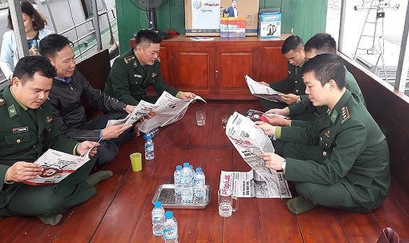 Chiến sĩ BĐBP tỉnh Quảng Ninh tìm hiểu pháp luật bằng hình thức đọc báo Pháp luật Việt Nam