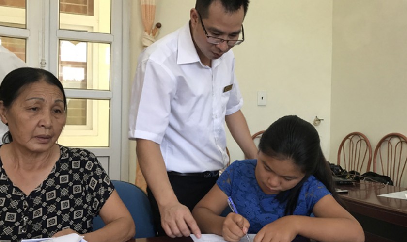 Cán bộ trung tâm TGPL Nhà nước (Sở Tư Pháp-tỉnh Quảng Ninh) hướng dẫn trẻ vị thành niên làm phiếu khảo sát nhu cầu trợ giúp pháp lý
