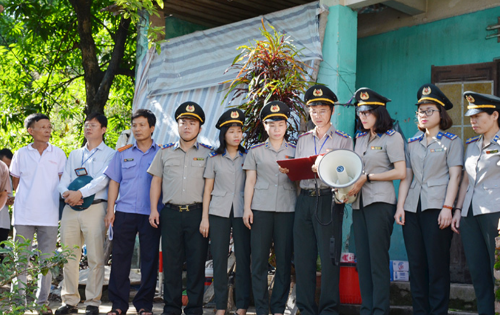 Cán bộ Cục thi hành án dân sự tỉnh Quảng Ninh tổ chức cưỡng chế, kê biên tài sản tại phường Bãi Cháy.