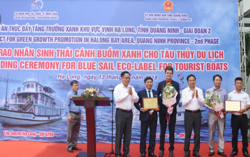 Phó chủ tịch thường trực tỉnh Quảng Ninh Đặng huy Hậu trao danh hiệu Cánh buồm xanh cho 2 chủ tàu du lịch 