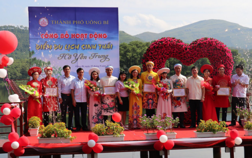  Lãnh đạo Tp Uông Bí tặng khóa tình yêu và thư chúc mừng cho 5 cặp đôi mới đăng ký kết hôn trên địa bàn