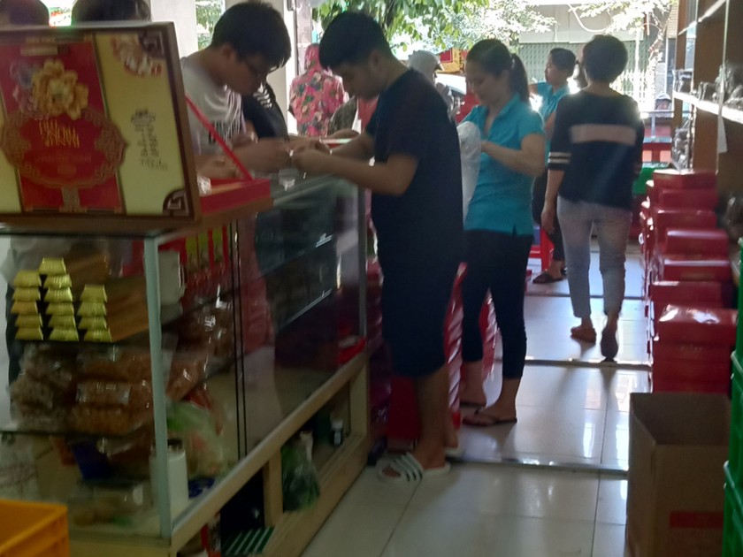 Người dân xếp hàng mua bánh trung thu