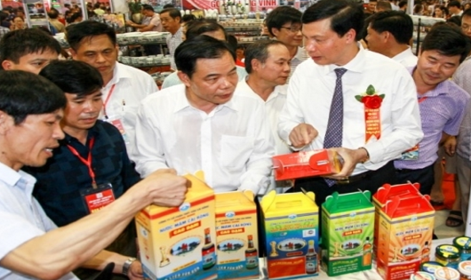 Bộ trưởng Bộ NN và PTNT Nguyễn Xuân Cường tham quan sản phẩm OCOP Quảng Ninh