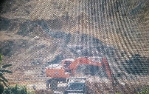 Máy móc vẫn hoạt động đào xới tại khu vực đã hết phép khai thác