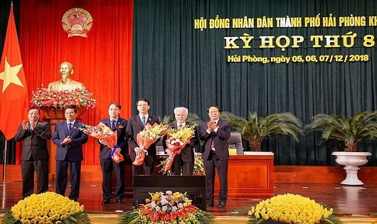 Lãnh đạo TP tặng hoa chúc mừng cho các đồng chí được bầu bổ sung chức danh