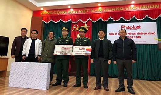 Đại diện báo PLVN trao tặng quà cho Bộ đội biên phòng huyện Bình Liêu