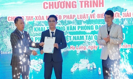 Tổng biên tập Đào Văn Hội trao quyết định thành lập VPĐD