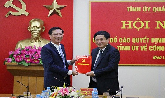 Ông Nguyễn Văn Đọc trao quyết định bổ nhiệm cho ông Mai Vũ Tuấn