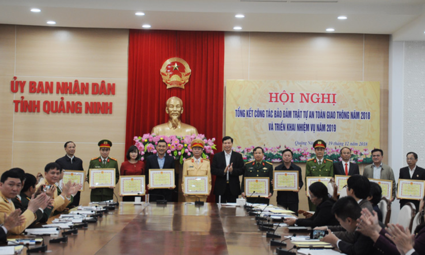  Chủ tịch UBND tỉnh Quảng Ninh Nguyễn Đức Long trao bằng khen cho các tập thể, cá nhân có thành tích trong công tác đảm bảo ATGT năm 2018