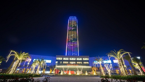 Tòa tháp 45 tầng lung linh trong đêm