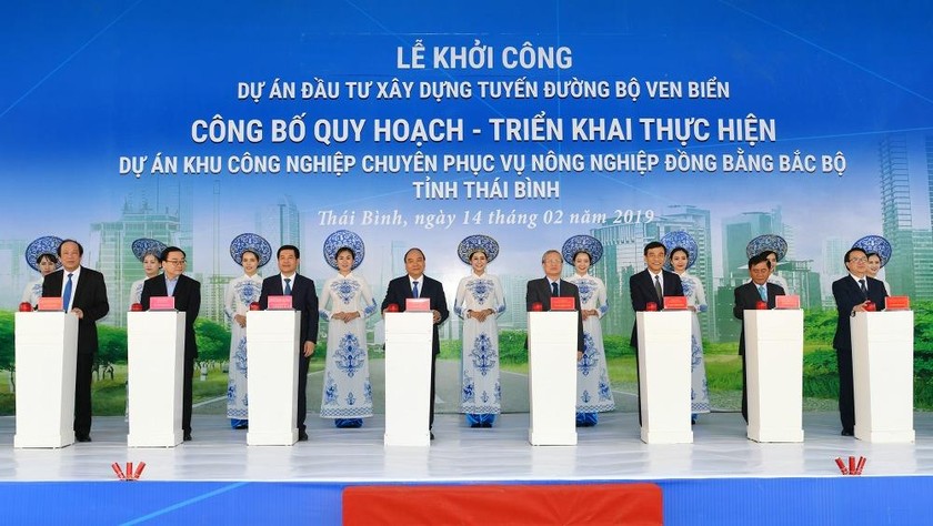 Thủ tướng bấm nút động thổ xây dựng đường bộ ven biển Thái Bình