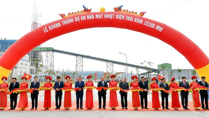 Thủ tướng Nguyễn Xuân Phúc cùng các đồng chí lãnh đạo Trung ương và địa phương, doanh nghiệp cắt băng khánh thành nhà máy nhiệt điện Thái Bình
