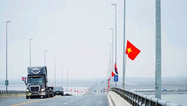Đường Tân Vũ _ Lạch Huyện được treo cờ 2 nước