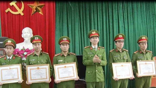 Đại tá Trần Ngọc Hợi, Phó Giám đốc trao Giấy khen cho các tập thể, cá nhân có thành tích xuất sắc trong công tác đấu tranh phòng, chống tội phạm ma túy.