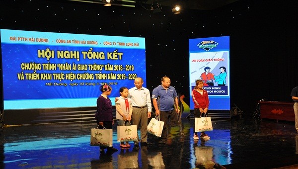 Lãnh đạo Công ty TNHH Long Hải tặng quà cho một số nạn nhân và gia đình nạn nhân tai nạn giao thông