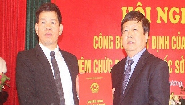Ông Nguyễn Dương Thái, Chủ tịch UBND tỉnh Hải Dương (bên phải) trao quyết định bổ nhiệm Giám đốc Sở GDĐT cho ông Lương Văn Việt
