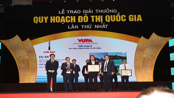 Ông Vũ Tiến Lộc Chủ tịch VCCI cùng ông Nguyễn Thế Hùng phó Chủ tịch UBND thành phố Hà Nội trao giải thưởng cho  đại diện Tập đoàn Mường Thanh 