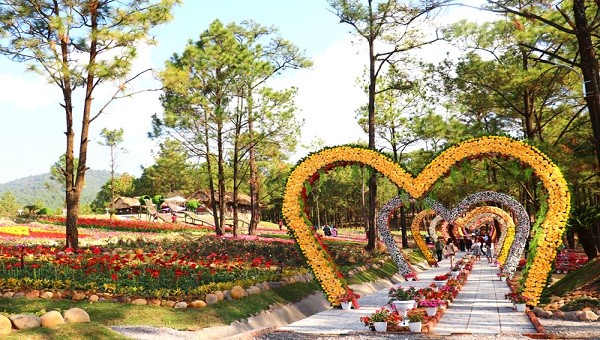 Con đường trái tim lãng mạn tại Công viên Yên Trung