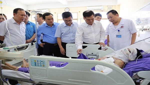 Ông Bùi Văn Khắng, Phó Chủ tịch UBND tỉnh Quảng Ninh thăm hỏi và động viên bệnh nhân