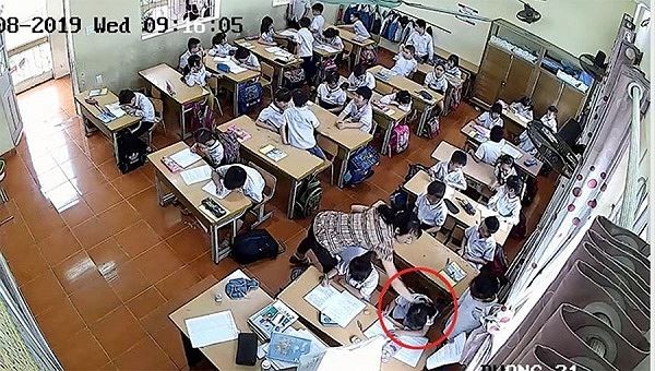 Hình ảnh từ clip ghi lại cảnh các học sinh bị cô giáo Trang bạo hành