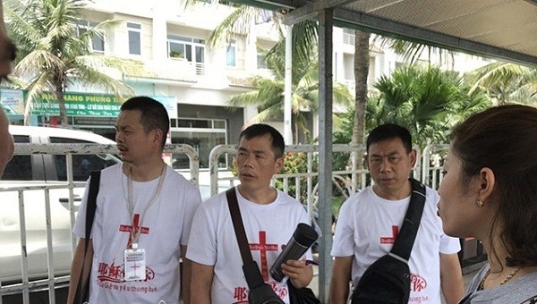 Nhóm du khách Trung Quốc đang phát tờ rơi tuyên truyền thì bị bắt quả tang