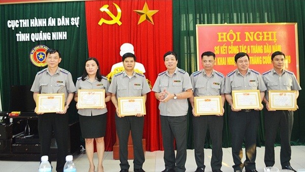 Cục trưởng cục THADS tỉnh Quảng Ninh Đinh khắc Khang trao danh hiệu "Tập thể lao động xuất sắc"