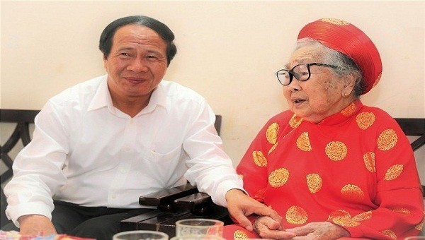 Bí thư Thành ủy Hải Phòng Lê Văn Thành thăm, tặng quà cho Mẹ Việt Nam anh hùng