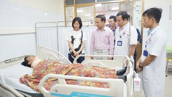 Ông Đặng Huy Hậu, Phó Chủ tịch Thường trực UBND tỉnh đã đến thăm hỏi các nạn nhân trong vụ tai nạn