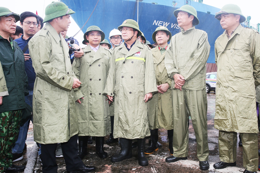 Phó Thủ tướng Trịnh Đình Dũng kiểm tra công tác chống bão số 3 tại khu vực neo đậu tránh trú bão Ba Lan (phường Giếng Đáy, TP Hạ Long, Quảng Ninh)