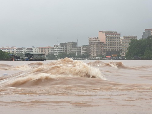 Do mưa lớn, nước lũ trên sông Ka Long đang dâng cao.