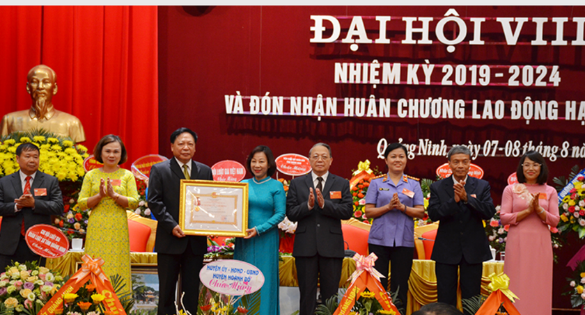 Thừa ủy quyền của Chủ tịch nước, phó chủ tịch UBND tỉnh Quảng Ninh Vũ Thị Thu Thủy trao Huân chương Lao động hạng nhất cho Hội luật gia tỉnh Quảng Ninh.