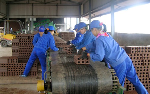 Công nhân lao động tại công ty Cổ phần Viglacera Đông Triều (Ảnh minh họa).