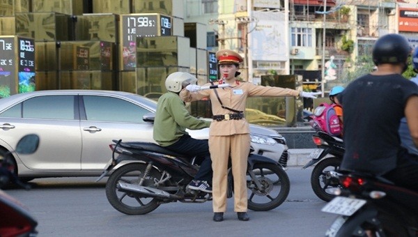 Nữ cảnh sát giao thông tỉnh Quảng Ninh đang chỉ huy giao thông tại khu vực Hạ Long