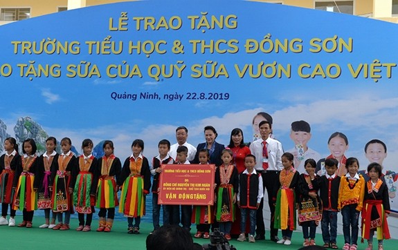 Chủ tịch Quốc hội Nguyễn Thị Kim Ngân tặng quà cho các em học sinh trường Tiểu học và THCS Đồng Sơn.
