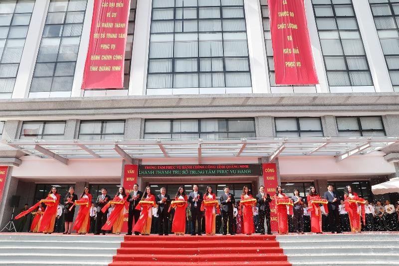 Các lãnh đạo Bộ Nội vụ, tỉnh Quảng Ninh cắt băng khánh thành, đưa trụ sở mới Trung tâm Phục vụ Hành chính công tỉnh vào sử dụng.