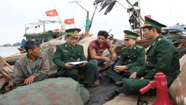 Cán bộ Trạm Kiểm soát Biên phòng Cửa Lân tuyên truyền, phổ biến, giáo dục pháp luật cho ngư dân xã Nam Thịnh, huyện Tiền Hải