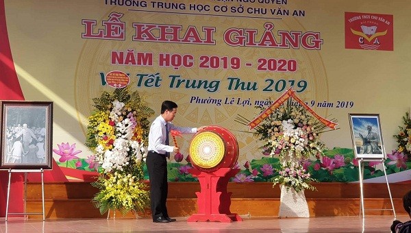 Ông Võ Văn Thưởng đánh trống khai giảng tại trường THCS Chu Văn An