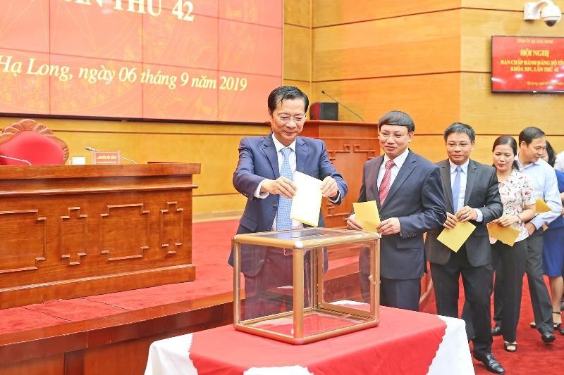 Ủy viên Ban Chấp hành Đảng bộ tỉnh Quảng Ninh bỏ phiếu bầu Bí thư Tỉnh ủy Quảng Ninh khóa XIV, nhiệm kỳ 2015-2020.