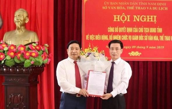 Tân Giám đốc Sở Văn hóa- Thể thao và Du lịch Nam Định (bên trái) nhận quyết định bổ nhiệm
