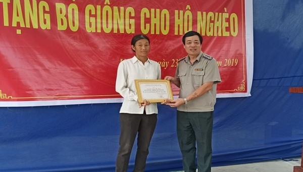 Cục trưởng Cục THADS tỉnh Quảng Ninh Đinh Khắc Khang trao hỗ trợ cho hộ nghèo  Đinh Thị Hưng