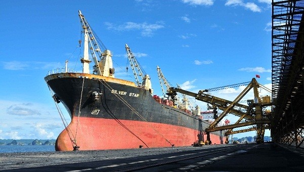 Tàu trọng tải lớn cập cảng phục vụ vận chuyển than