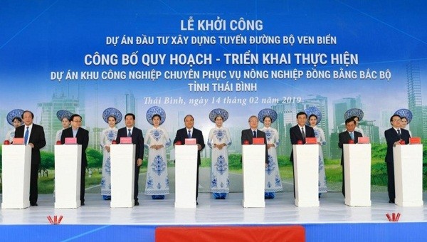 Thủ tướng Nguyễn Xuân Phúc bấm nút động thổ xây dựng đường bộ ven biển Thái Bình.